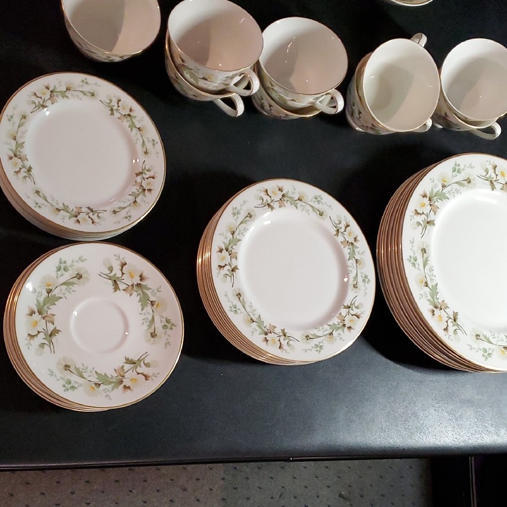 Royal DOULTON Clairmont. Elegant Floral Dinnerware Set with Gold Trim